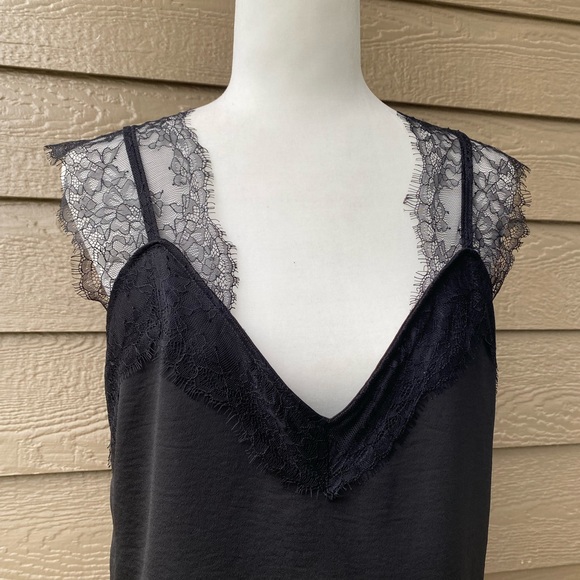 Romantic hut Black lace tank - Picture 2 of 14